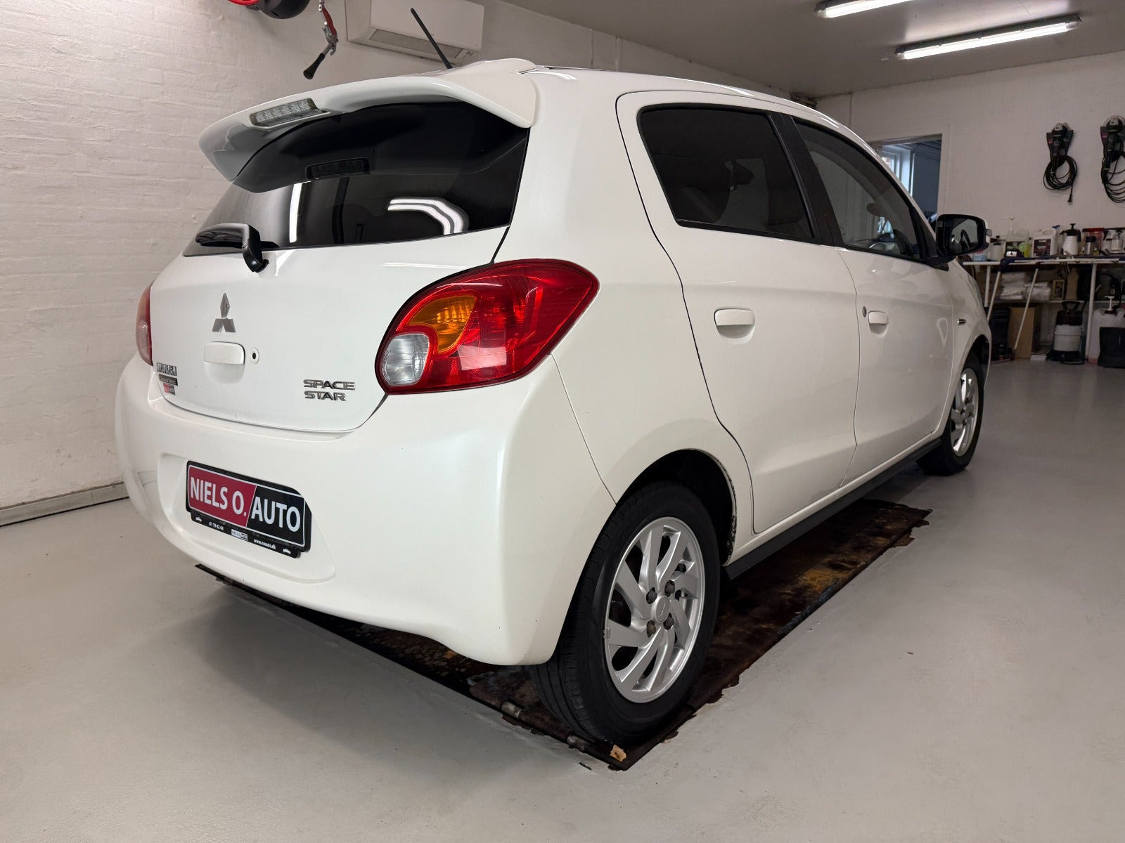 Hvid Mitsubishi Space Star fra 2015