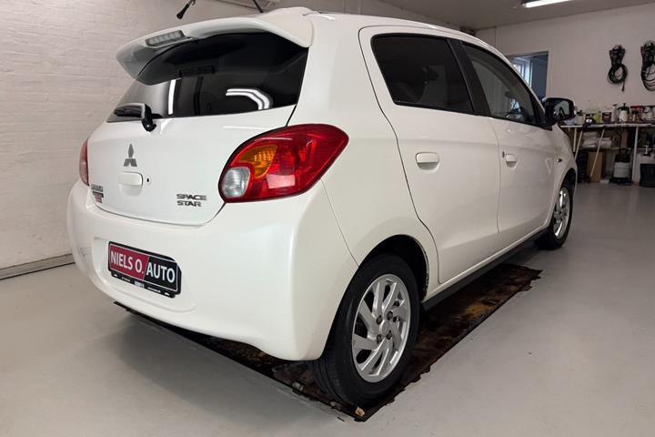 Hvid Mitsubishi Space Star fra 2015