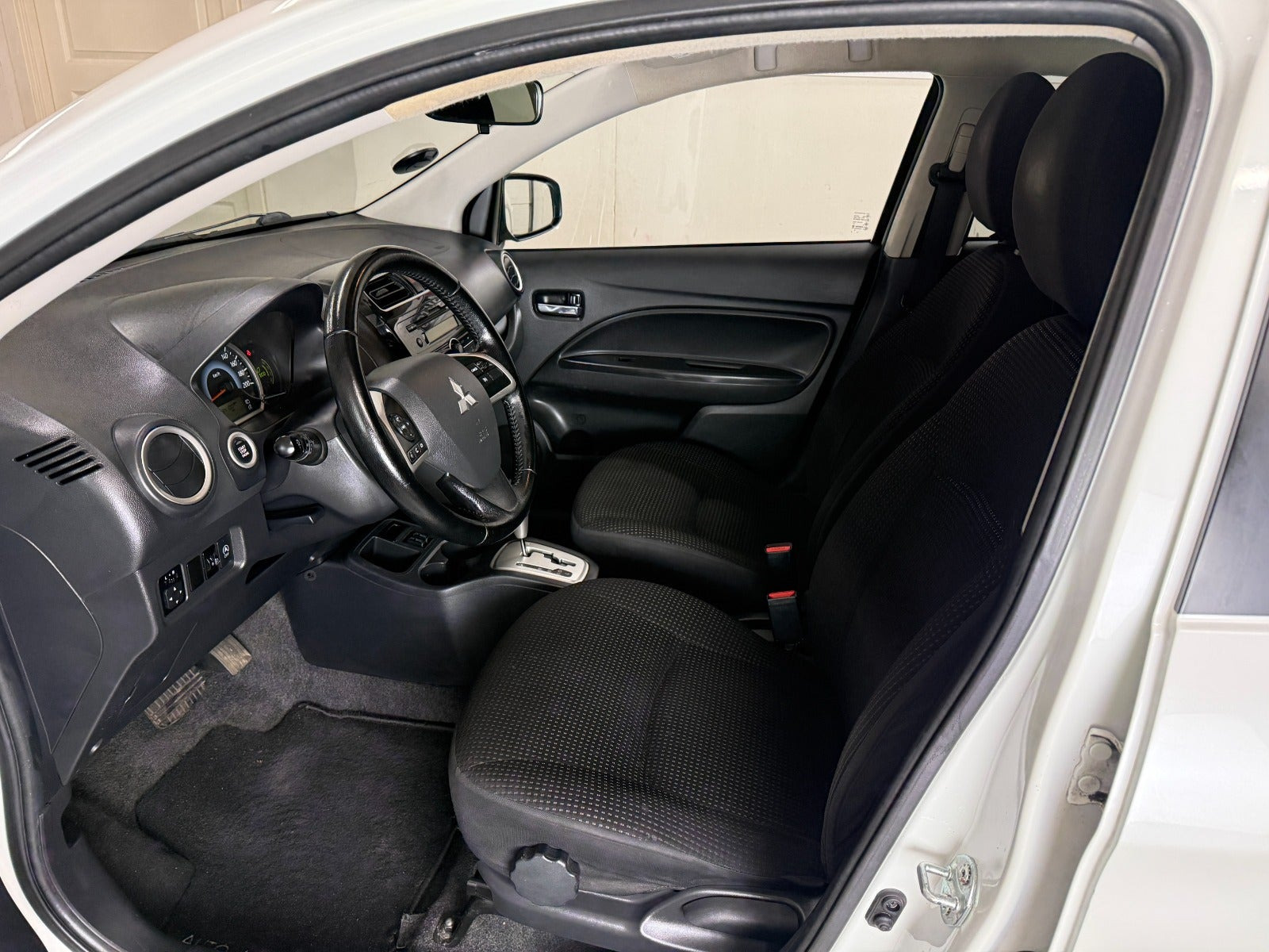 Hvid Mitsubishi Space Star fra 2015