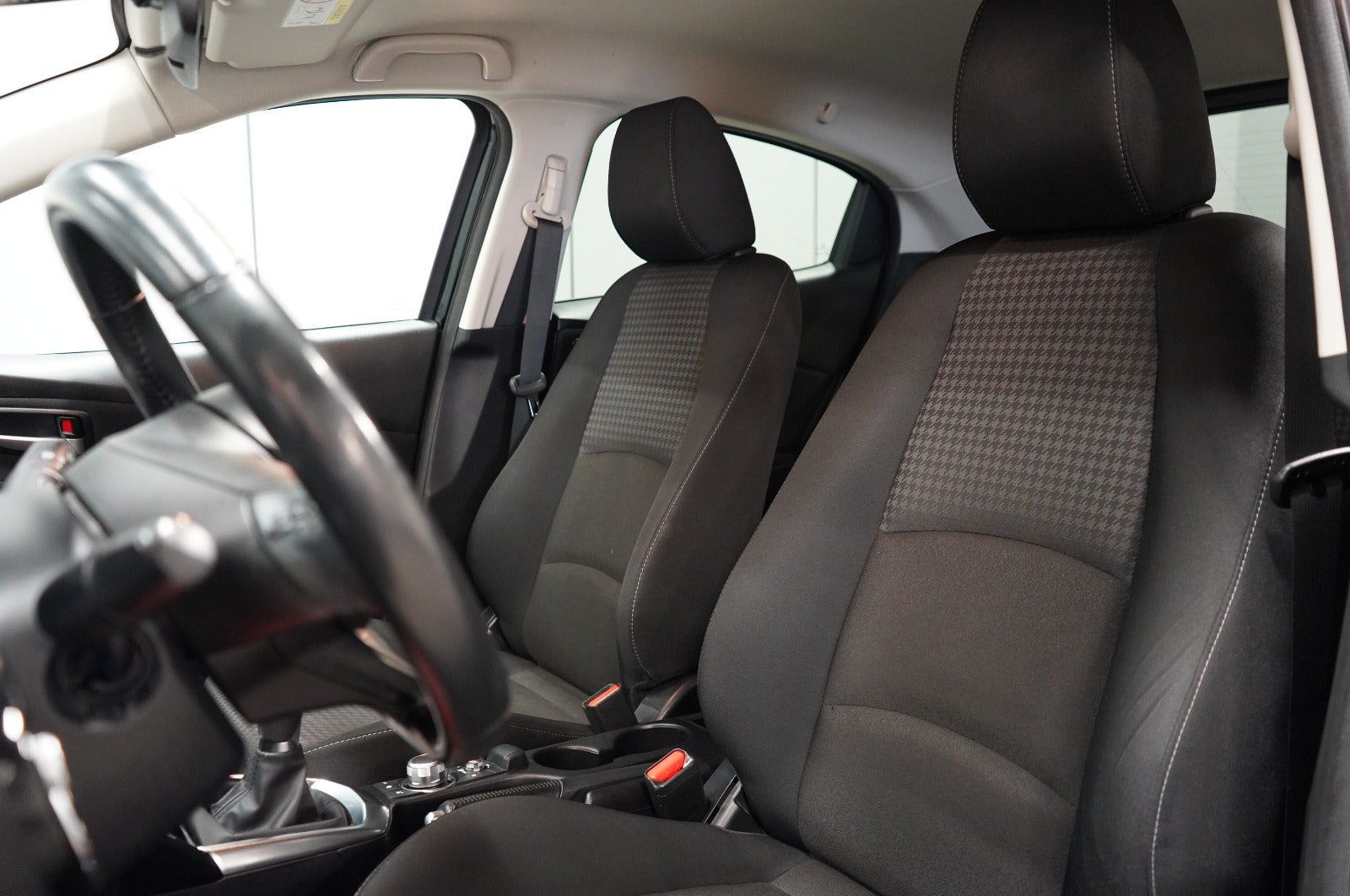 Sort Mazda 2 fra 2018