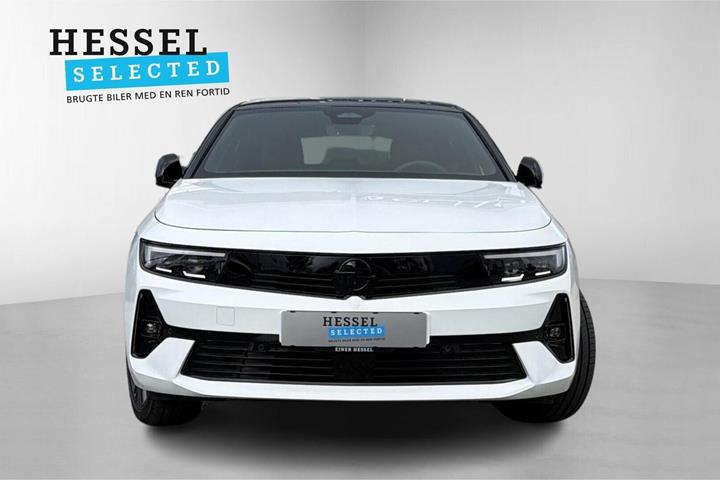 Hvid Opel Astra-e fra 2024