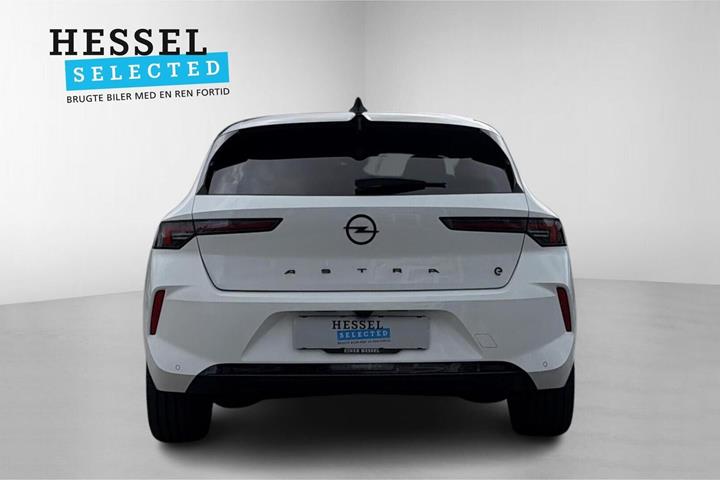 Hvid Opel Astra-e fra 2024