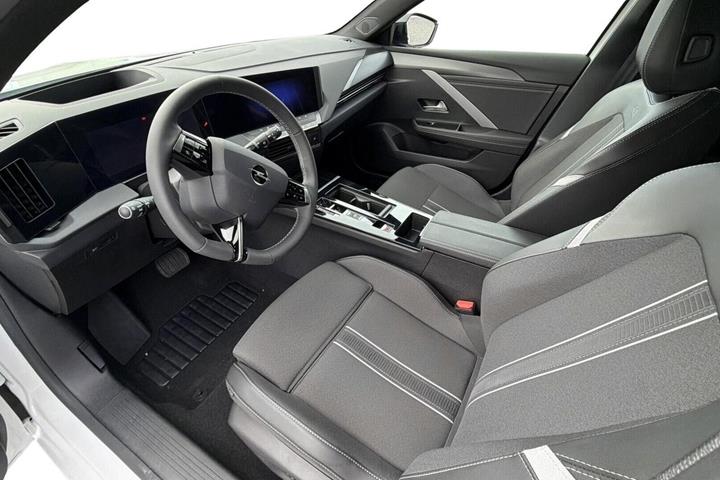 Hvid Opel Astra-e fra 2024
