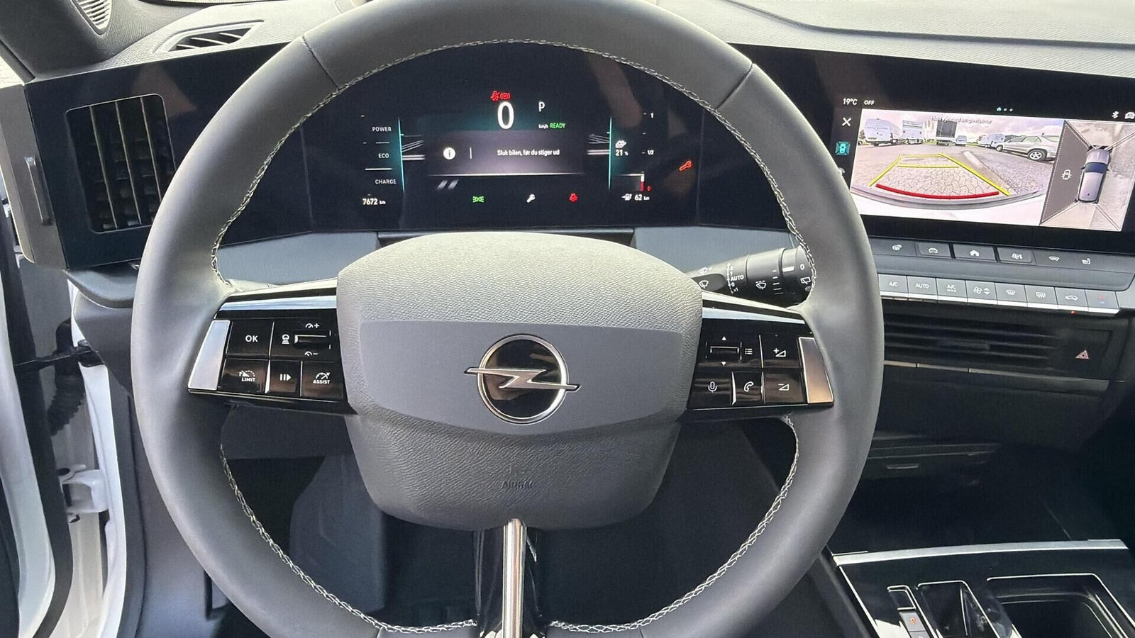 Hvid Opel Astra-e fra 2024