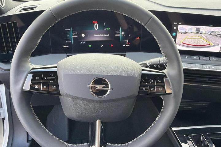 Hvid Opel Astra-e fra 2024