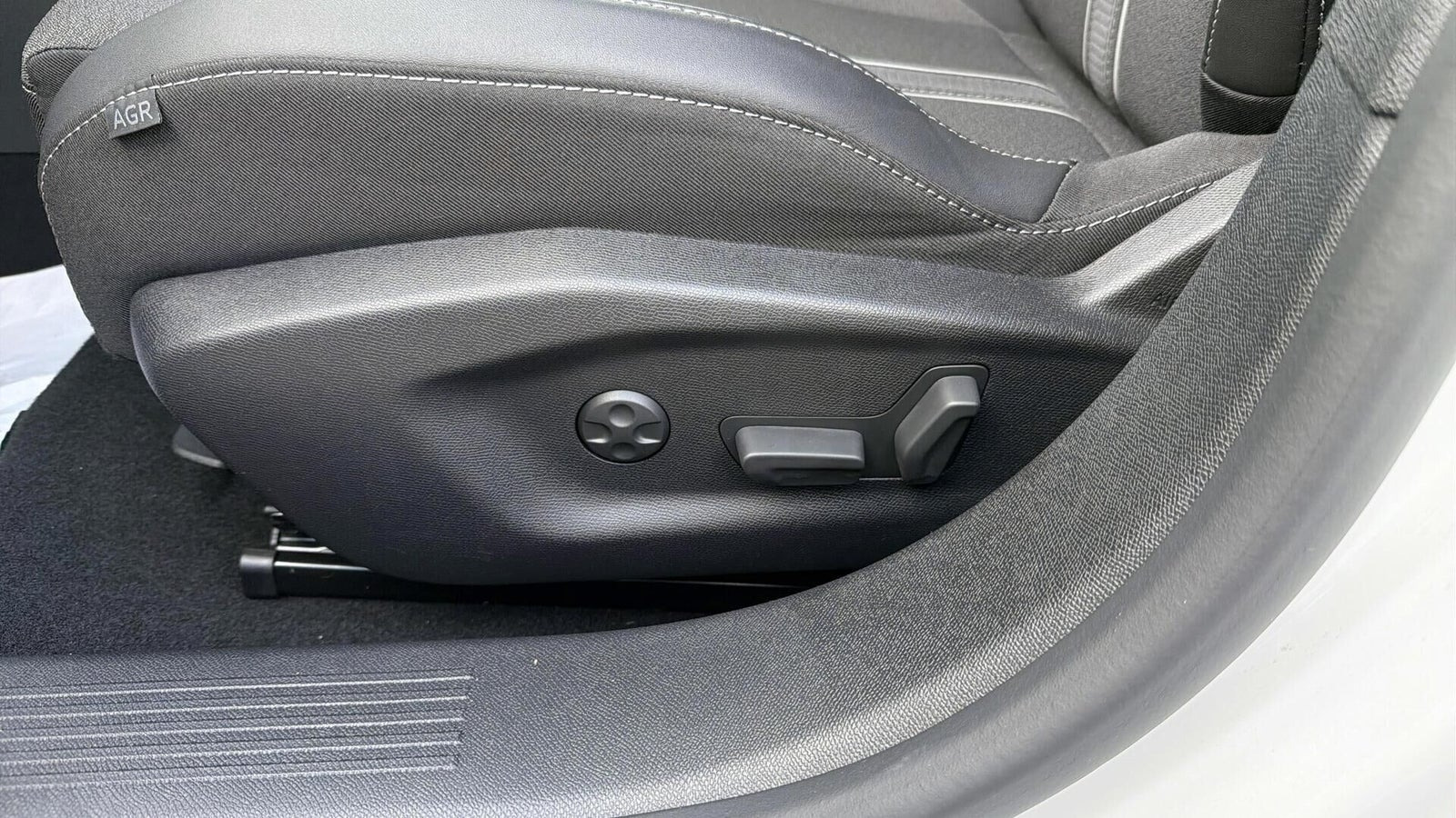 Hvid Opel Astra-e fra 2024