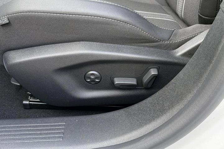 Hvid Opel Astra-e fra 2024