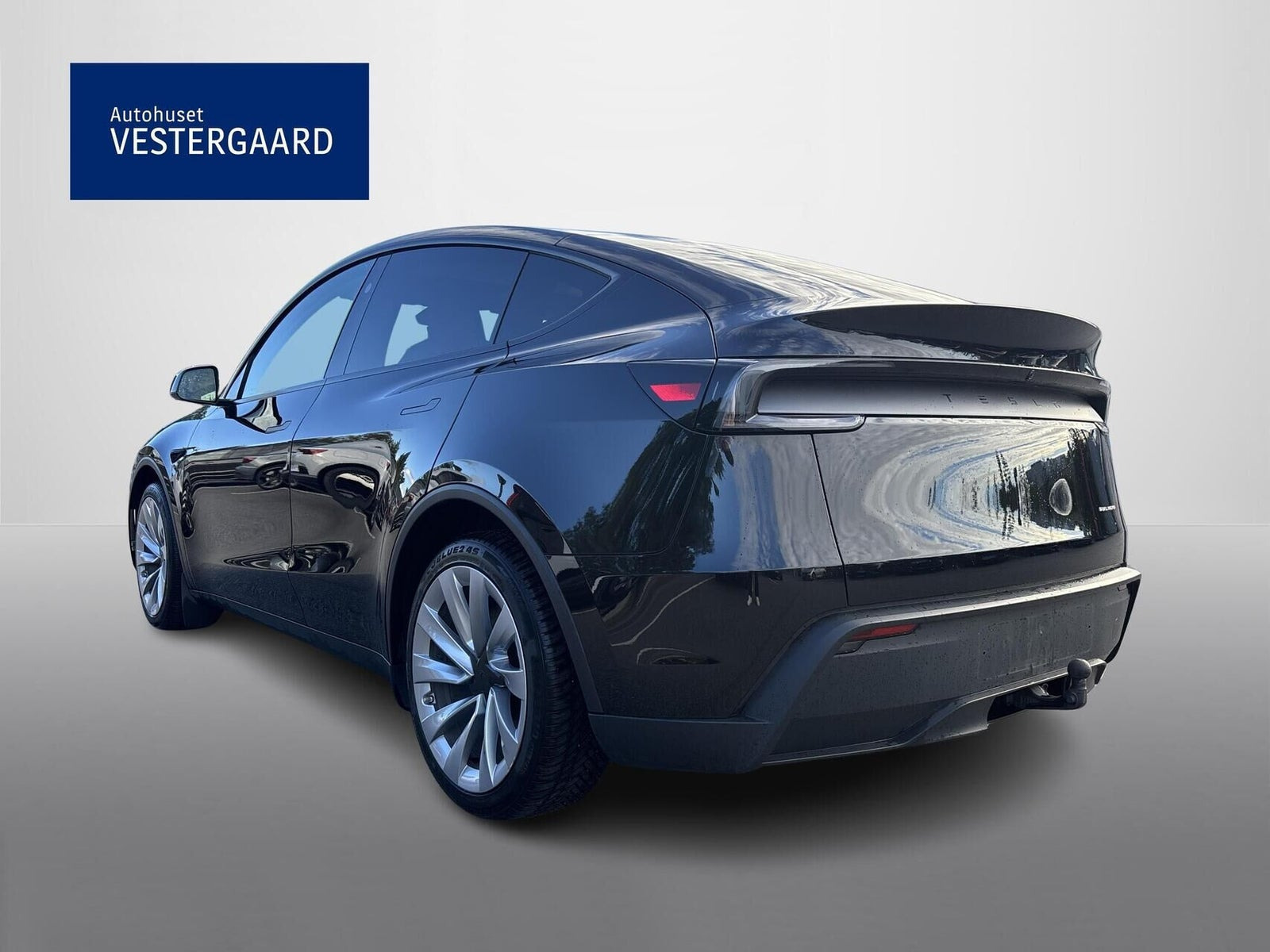 Sort Tesla Model Y fra 2025