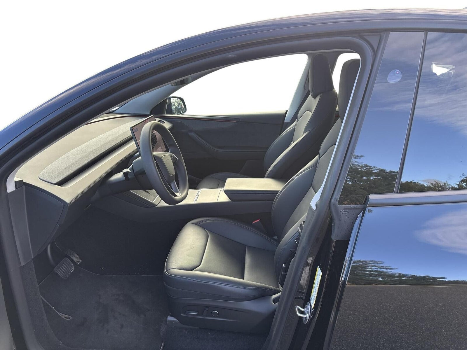 Sort Tesla Model Y fra 2025