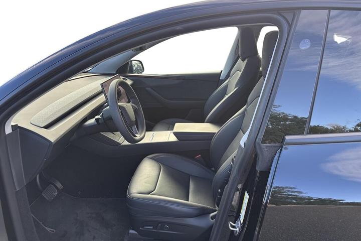 Sort Tesla Model Y fra 2025