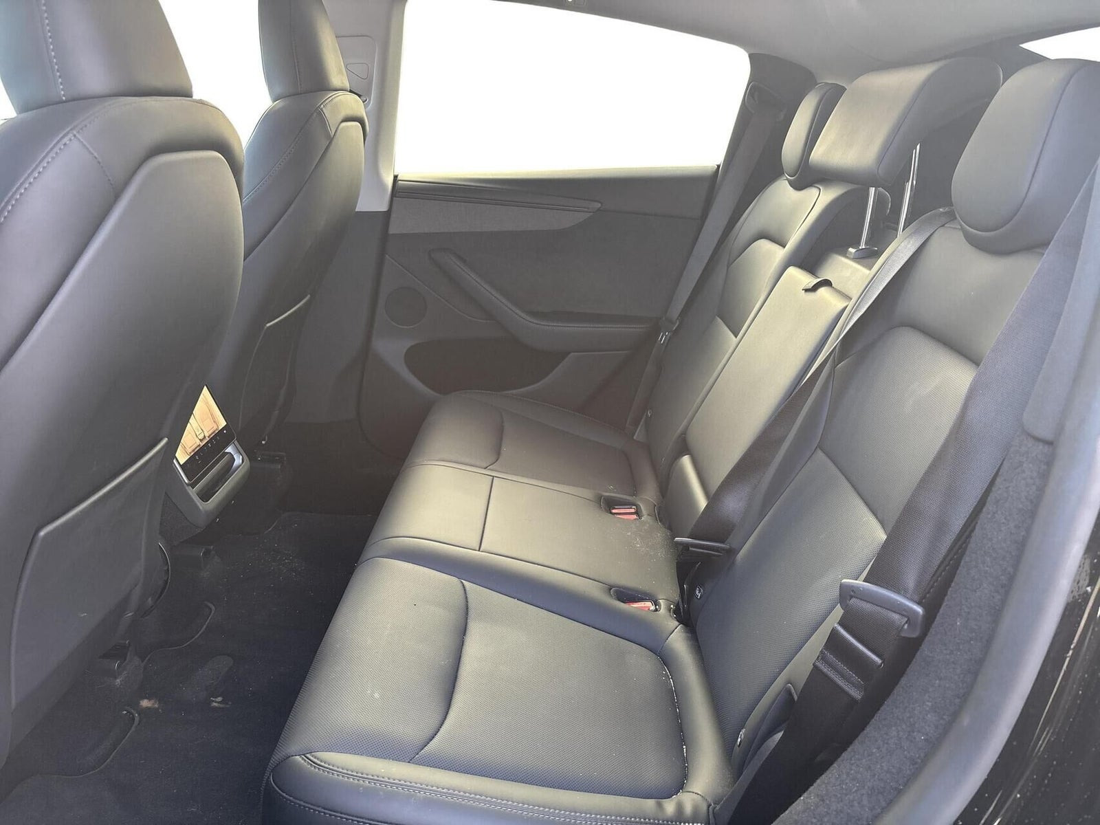 Sort Tesla Model Y fra 2025