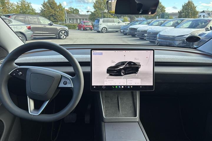 Sort Tesla Model Y fra 2025