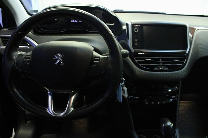 Blå Peugeot 208 fra 2016
