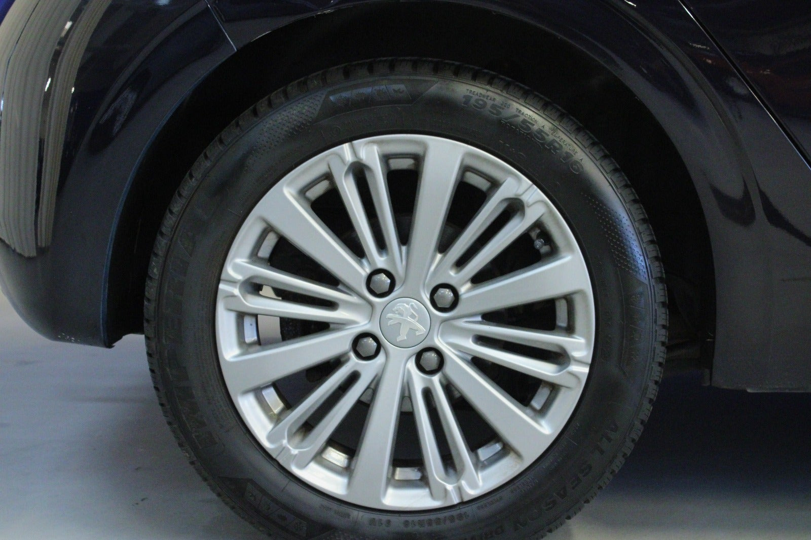 Blå Peugeot 208 fra 2016
