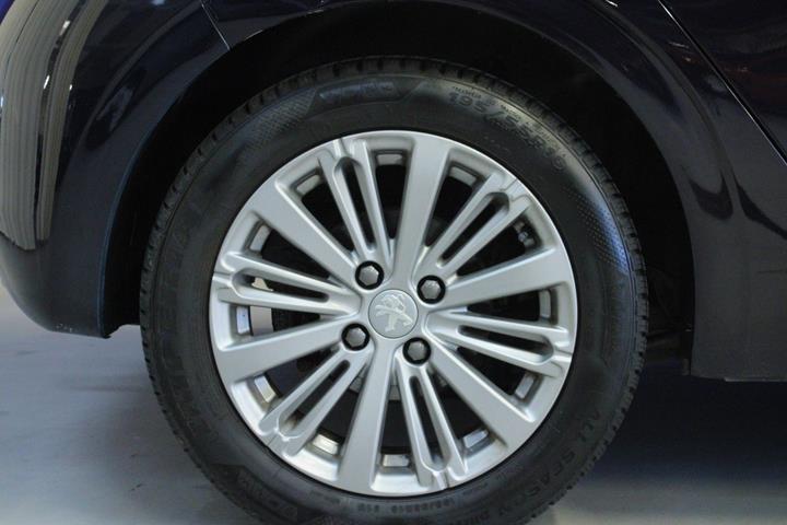 Blå Peugeot 208 fra 2016