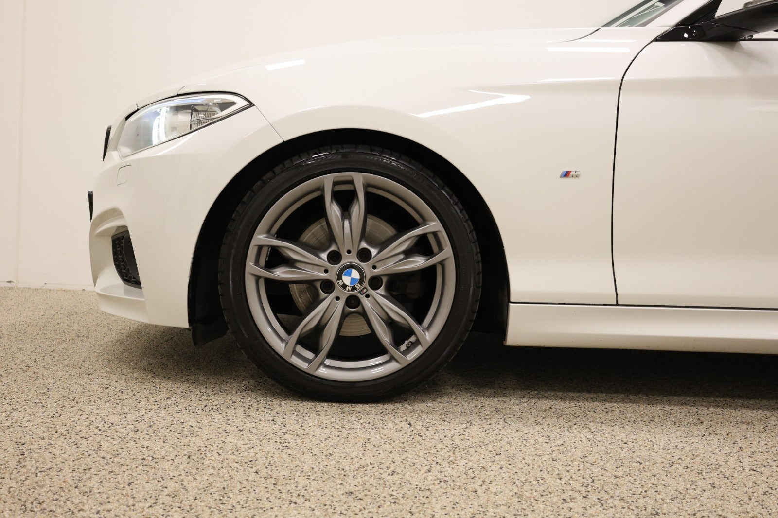 Hvid BMW 220i fra 2016