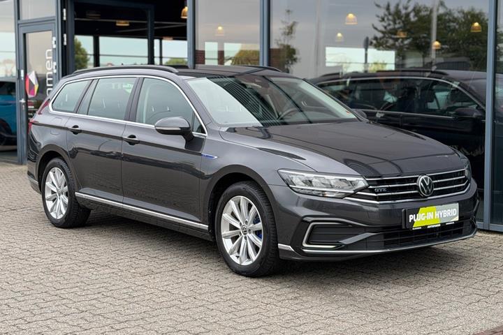 Grå VW Passat fra 2021
