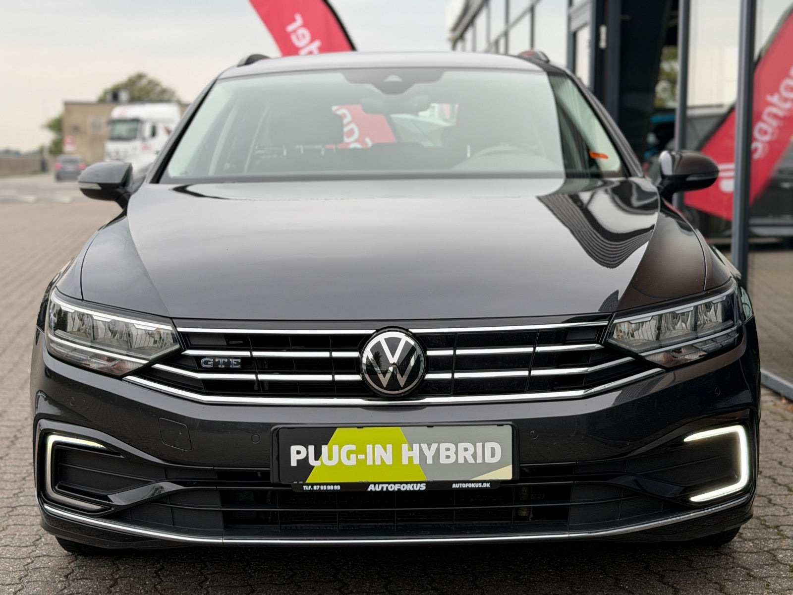 Grå VW Passat fra 2021