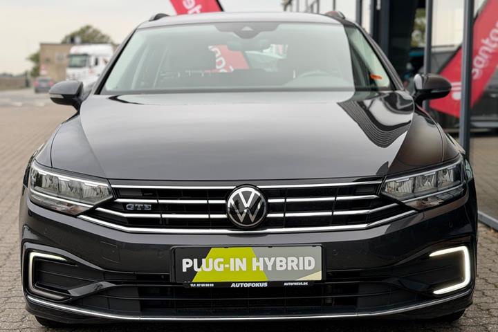 Grå VW Passat fra 2021