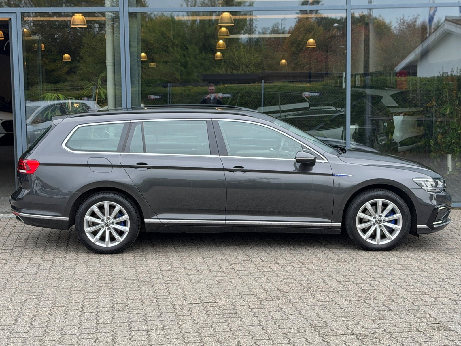 Grå VW Passat fra 2021