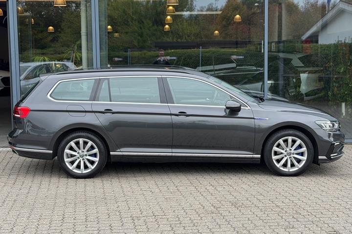 Grå VW Passat fra 2021