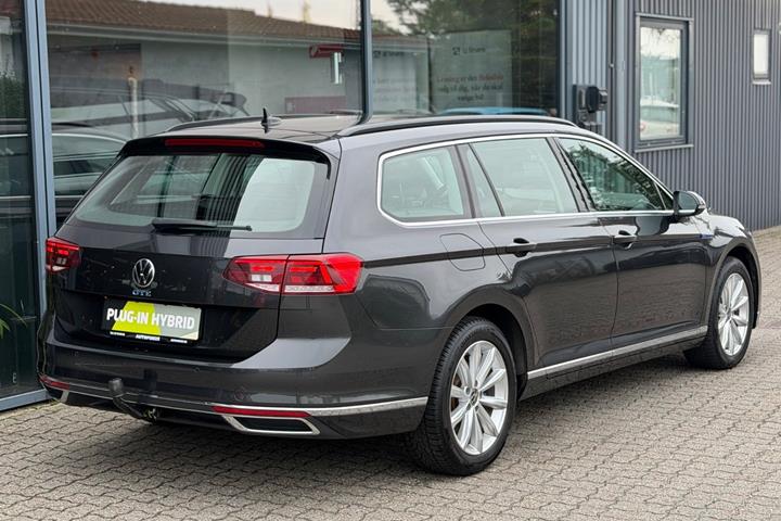 Grå VW Passat fra 2021