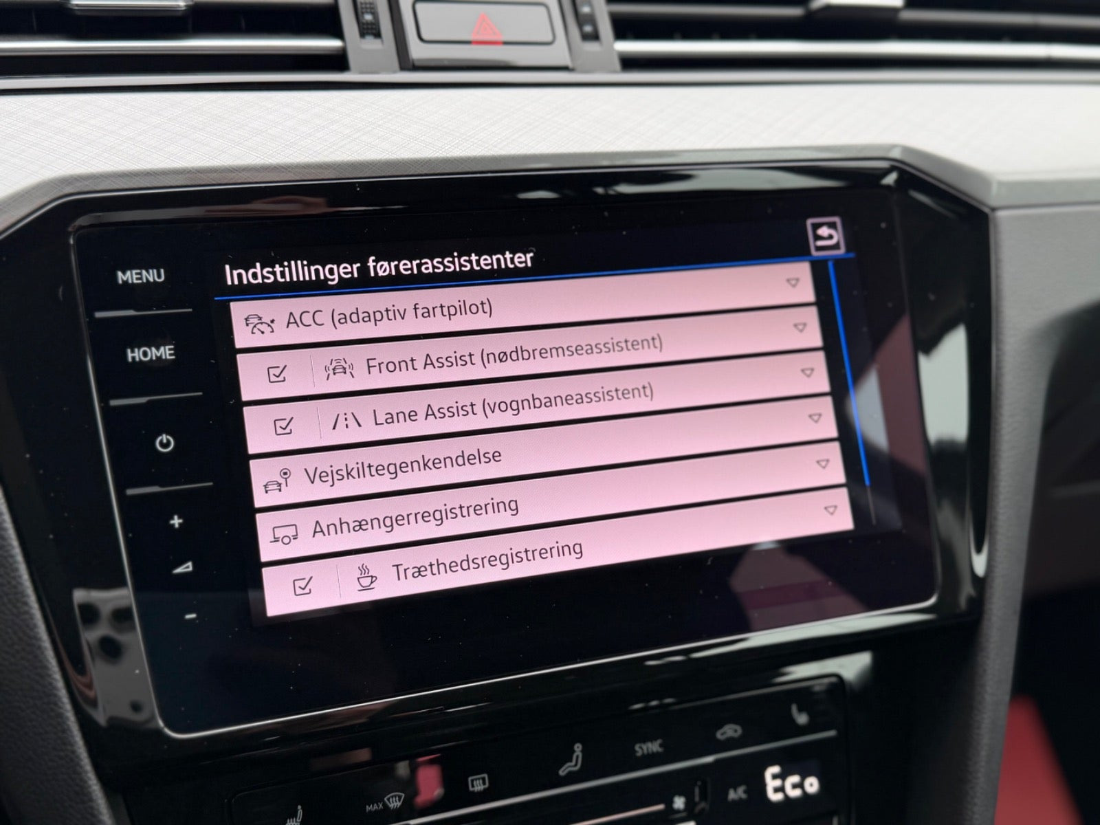 Grå VW Passat fra 2021