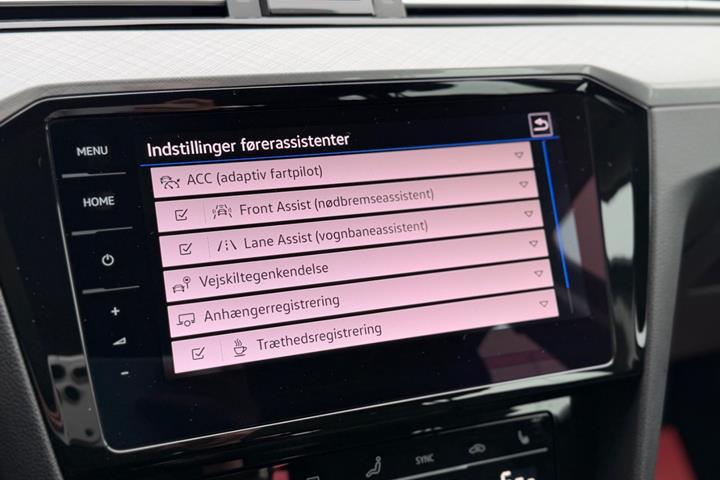 Grå VW Passat fra 2021