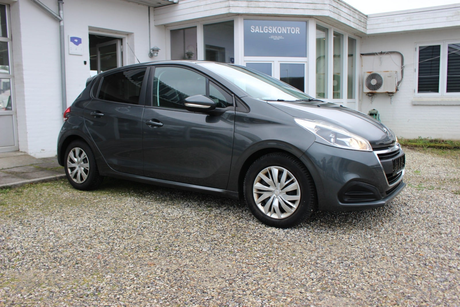 Grå Peugeot 208 fra 2017