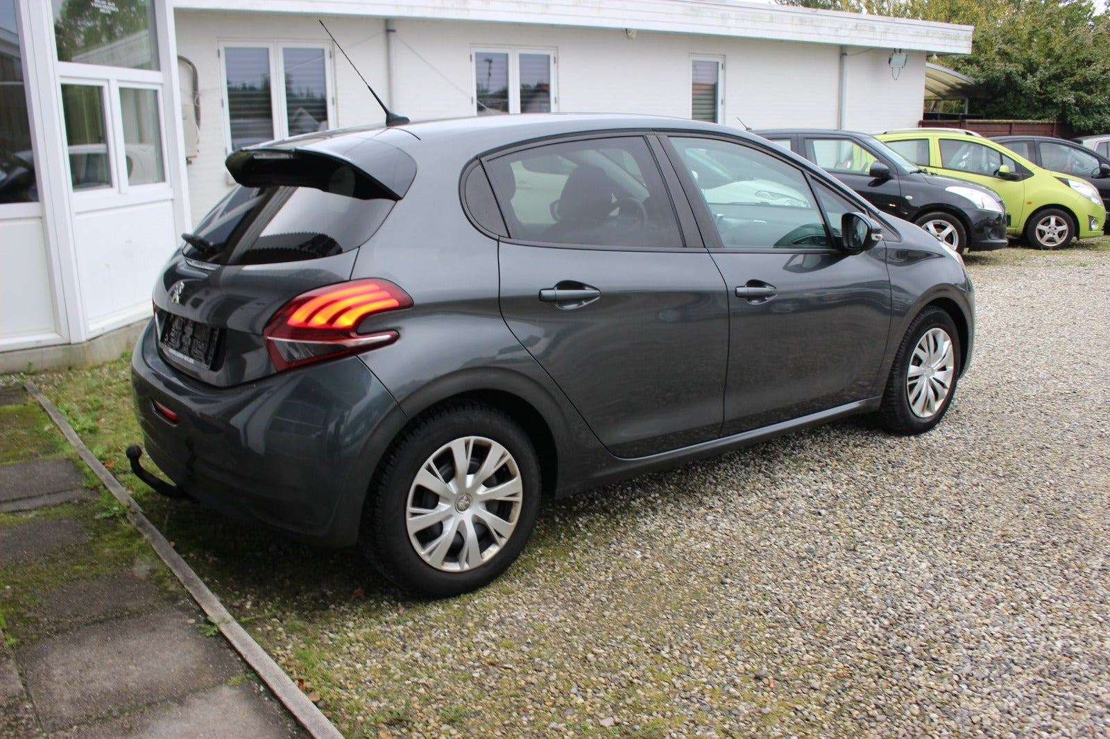 Grå Peugeot 208 fra 2017