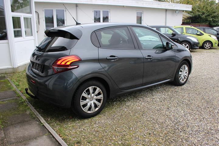 Grå Peugeot 208 fra 2017