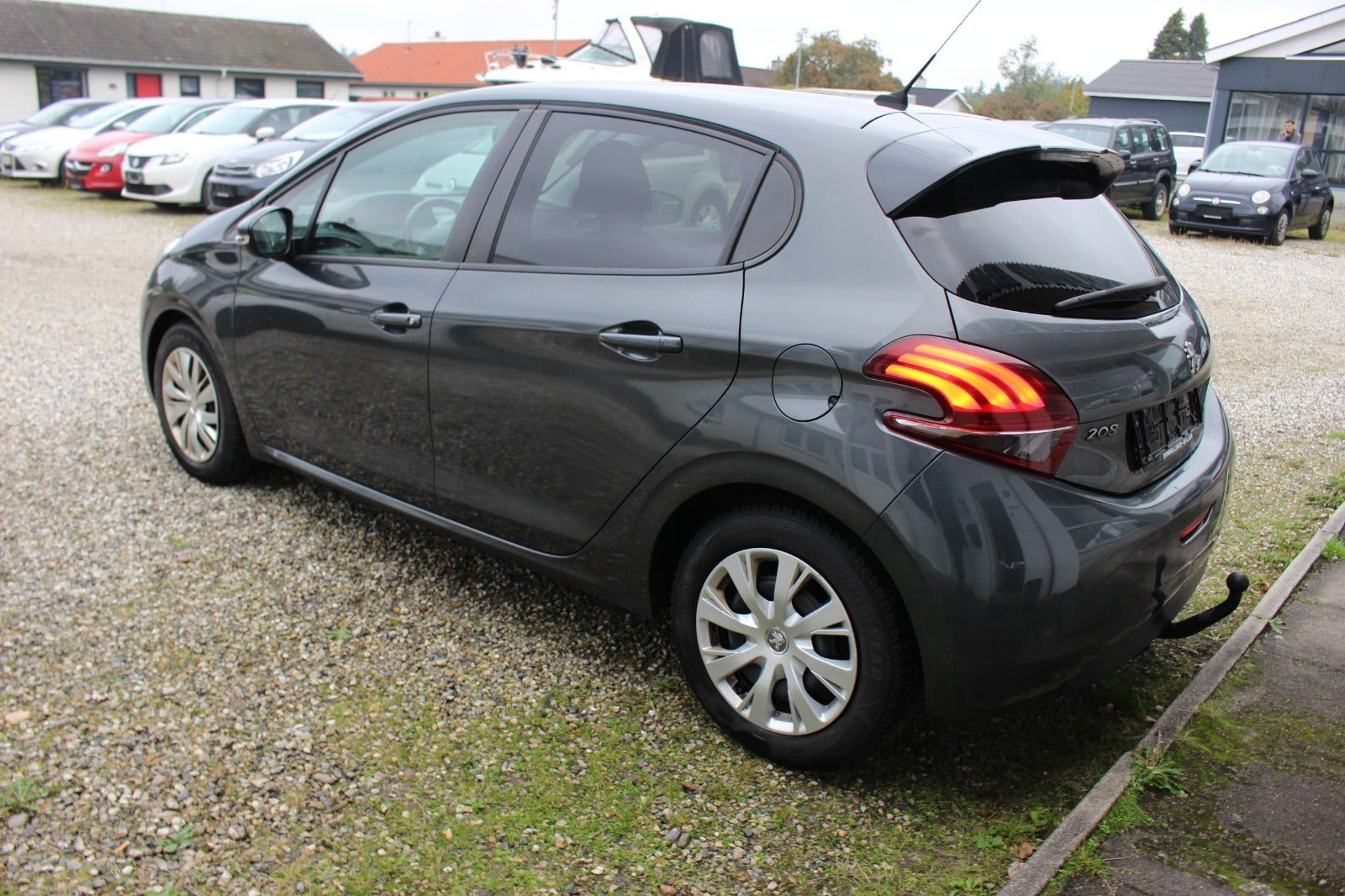 Grå Peugeot 208 fra 2017