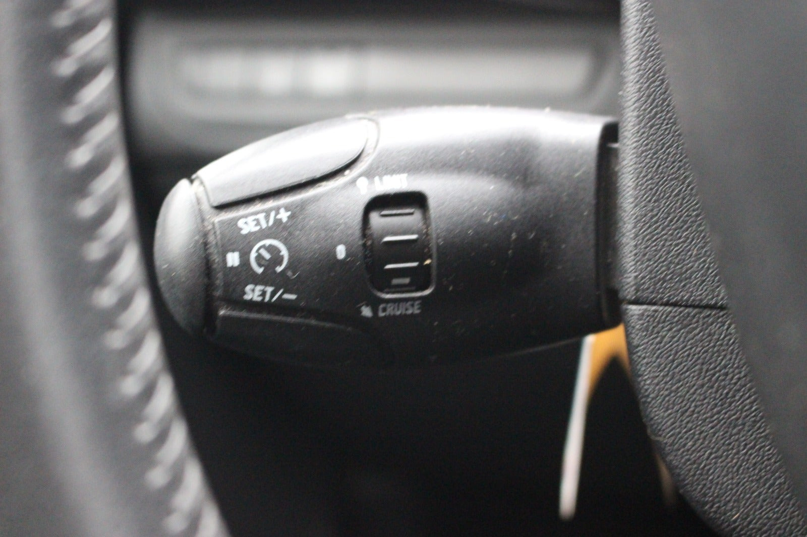 Grå Peugeot 208 fra 2017
