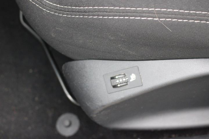 Grå Peugeot 208 fra 2017