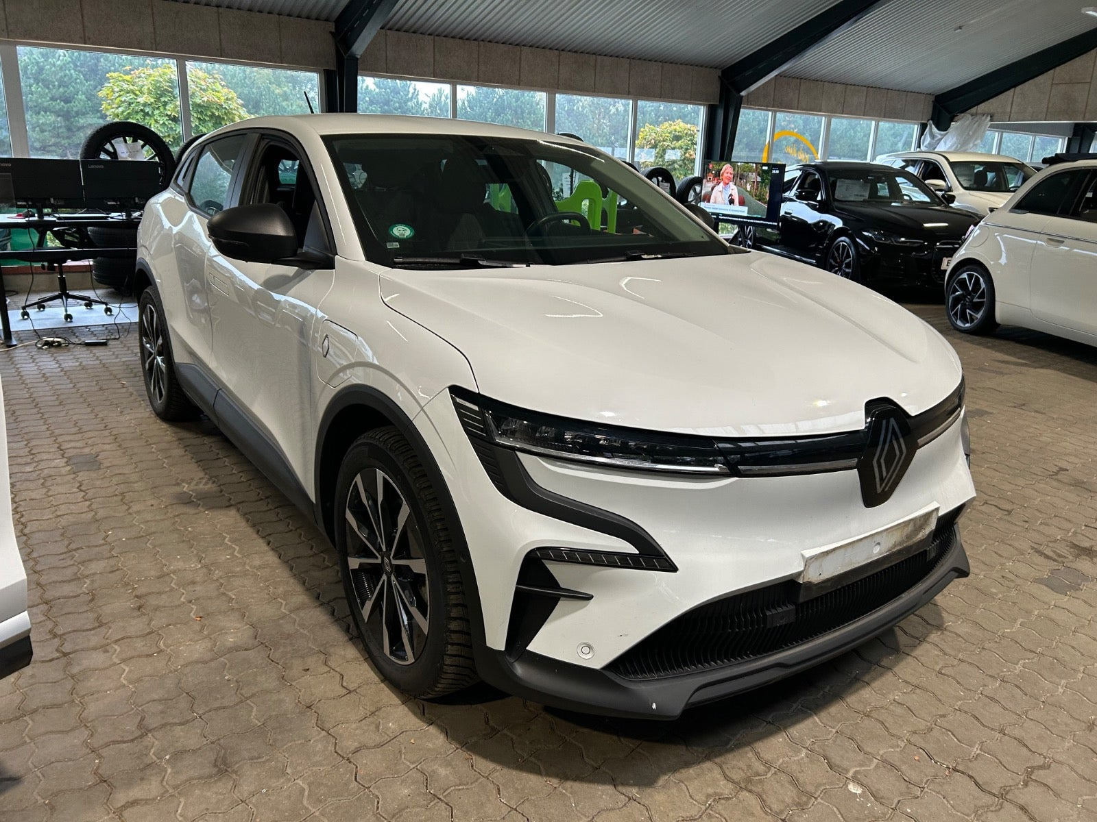 Hvid Renault Megane E-Tech fra 2024