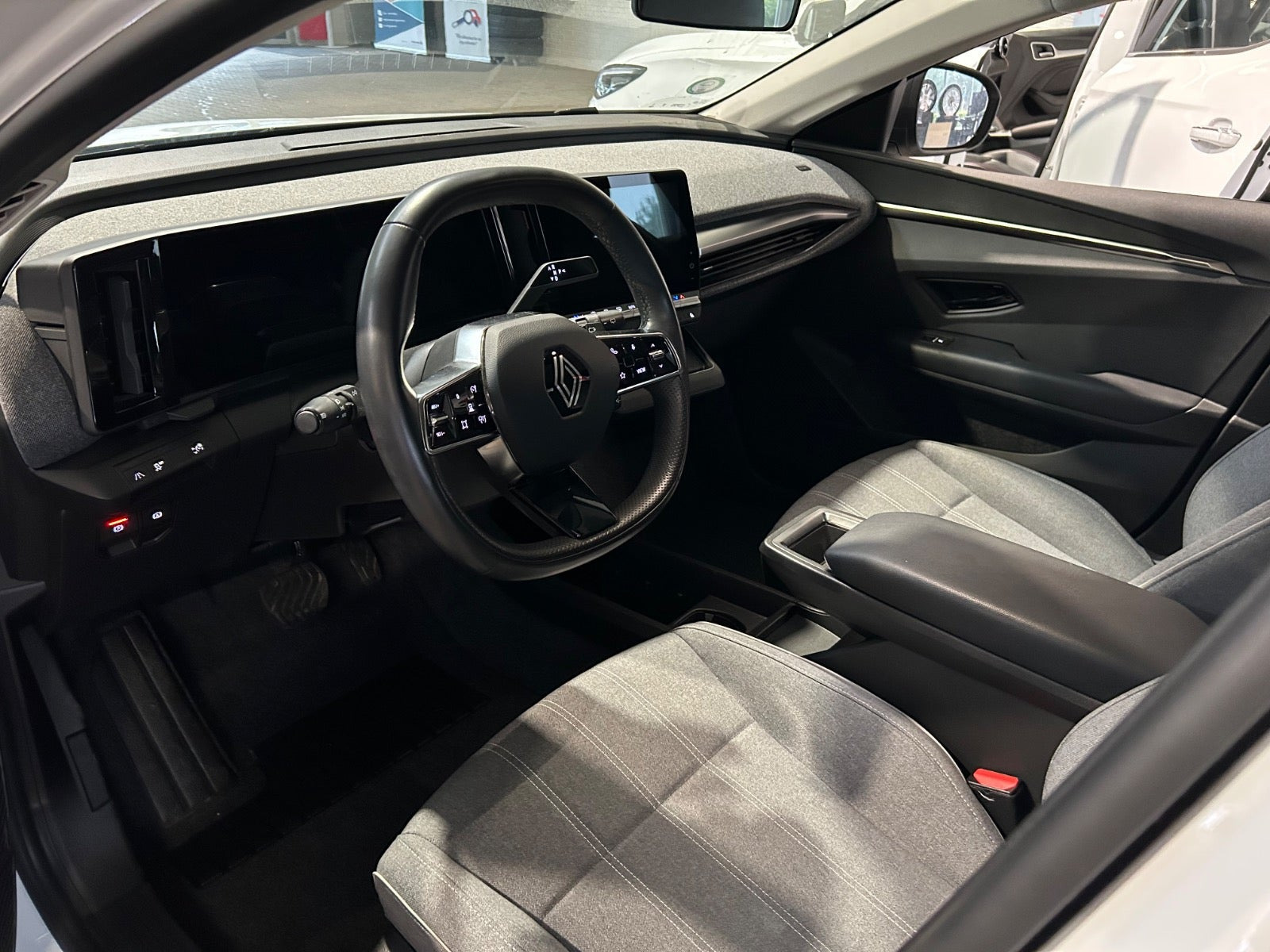 Hvid Renault Megane E-Tech fra 2024