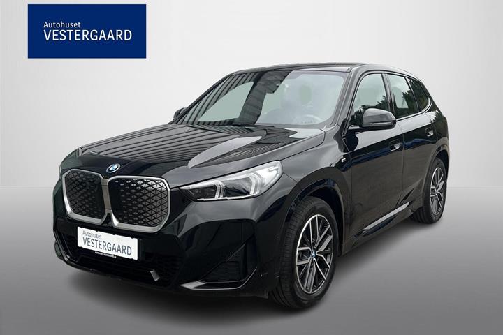 Sort BMW iX1 fra 2024 set udefra