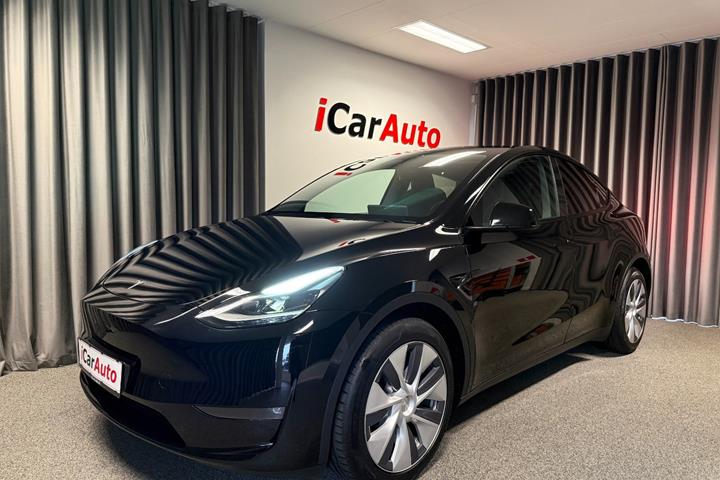 Sort Tesla Model Y fra 2024