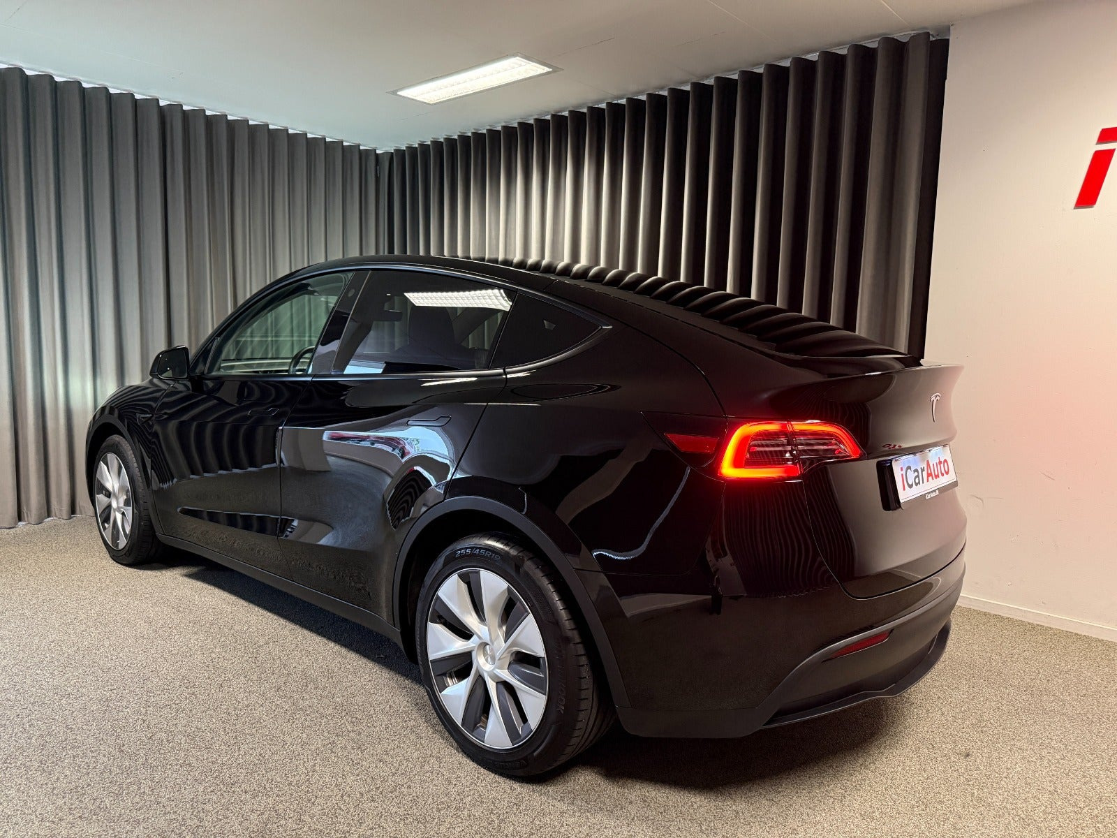 Sort Tesla Model Y fra 2024