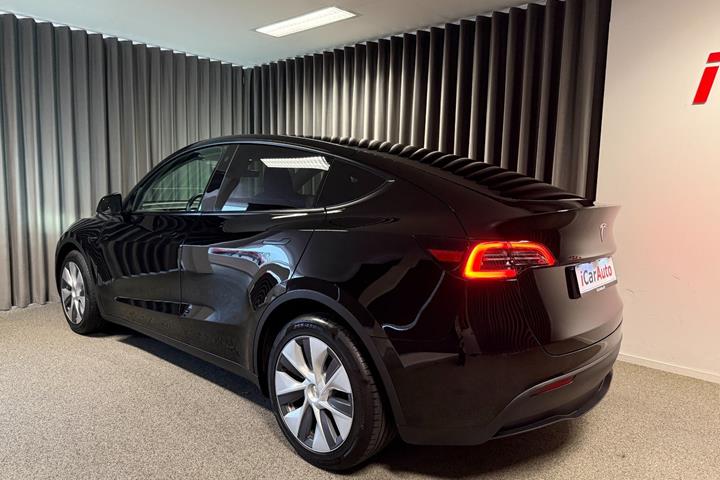 Sort Tesla Model Y fra 2024
