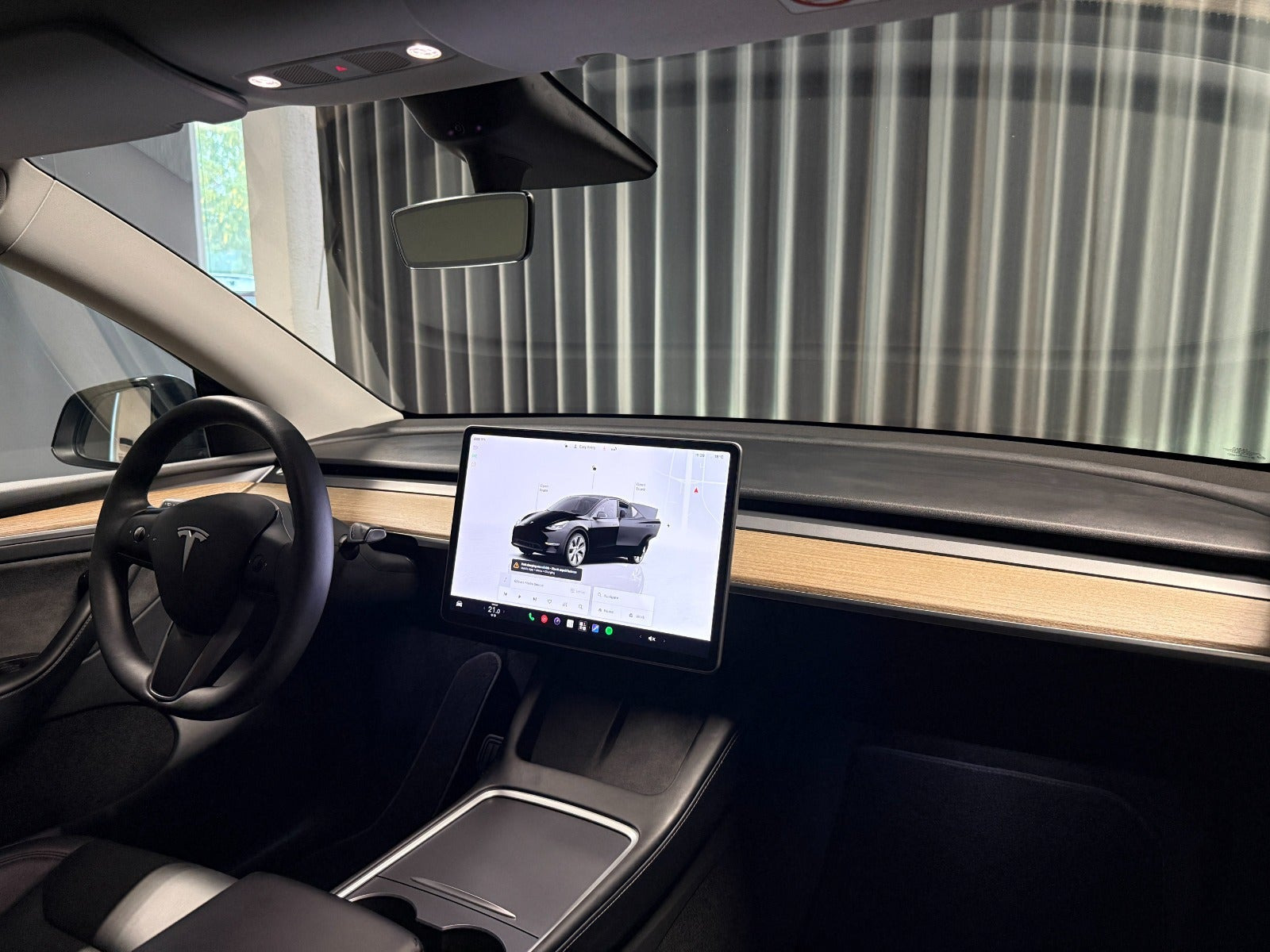 Sort Tesla Model Y fra 2024