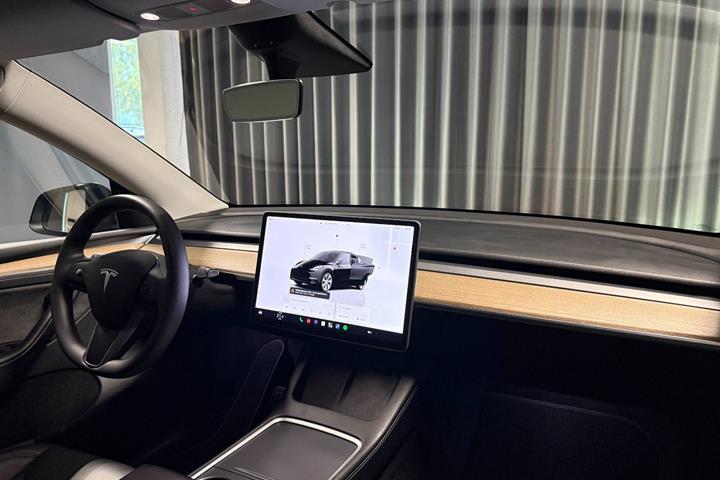 Sort Tesla Model Y fra 2024