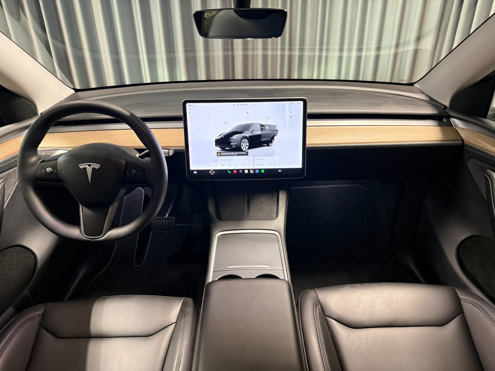 Sort Tesla Model Y fra 2024