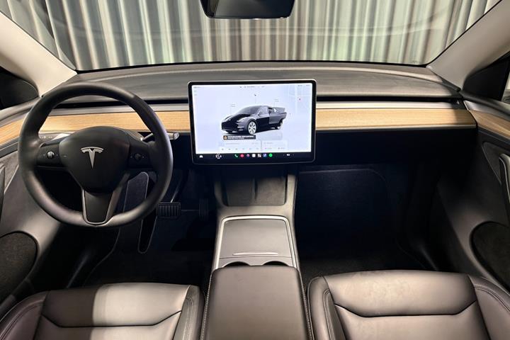 Sort Tesla Model Y fra 2024