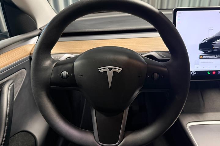 Sort Tesla Model Y fra 2024