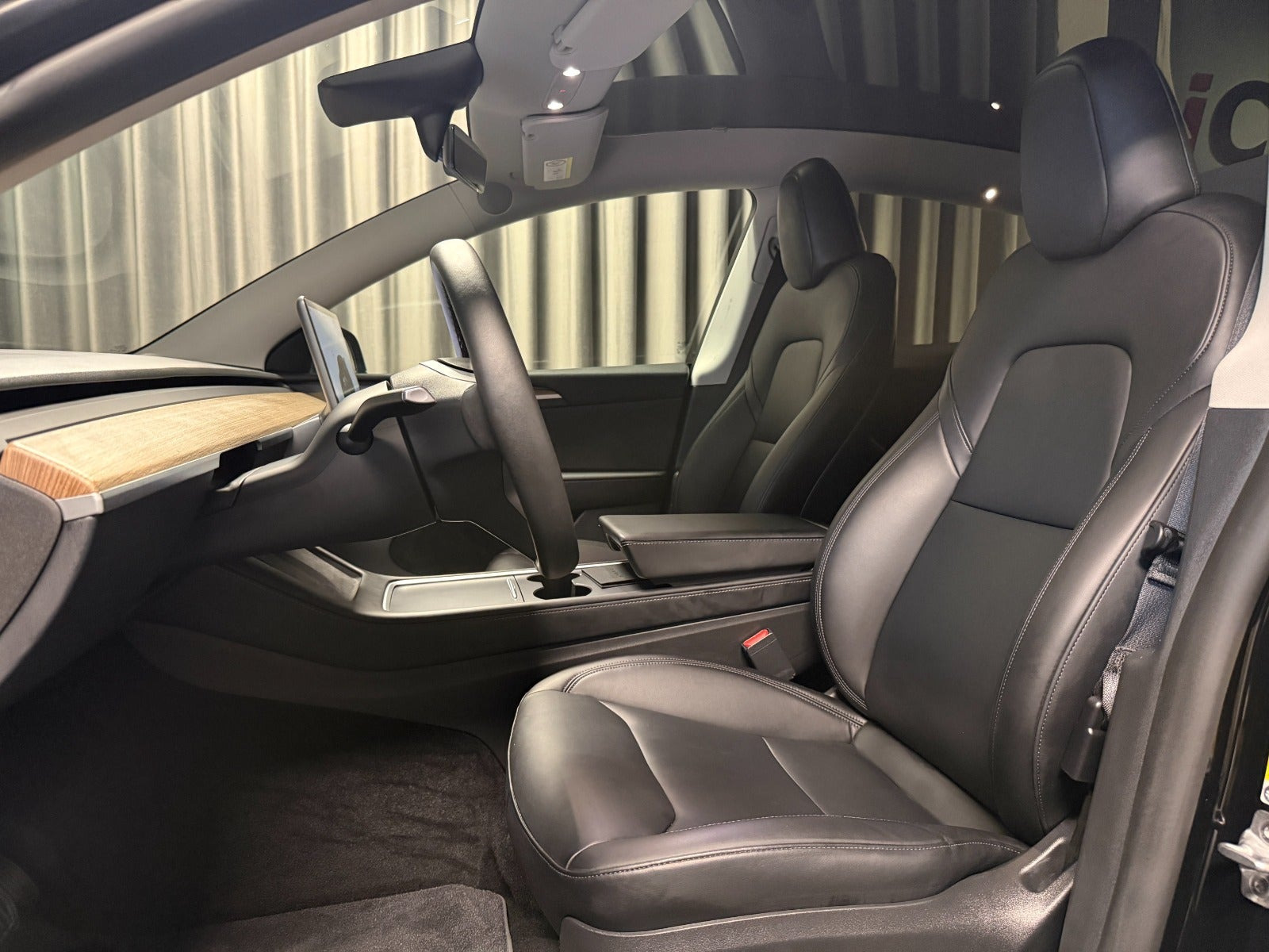 Sort Tesla Model Y fra 2024