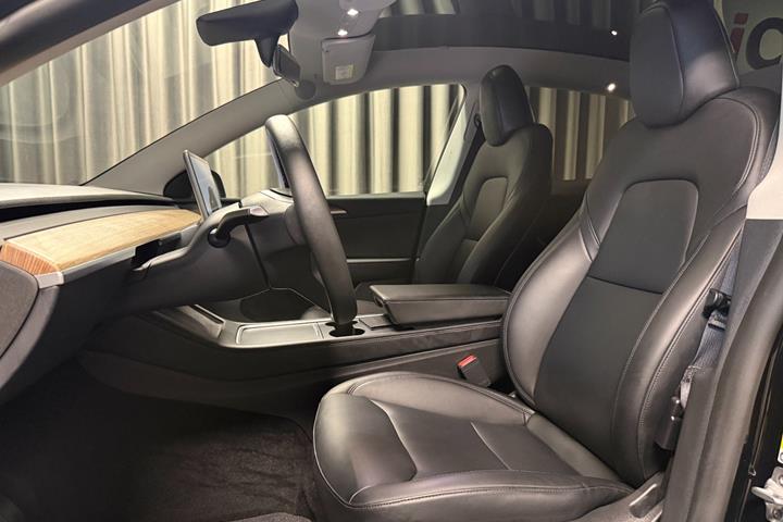 Sort Tesla Model Y fra 2024