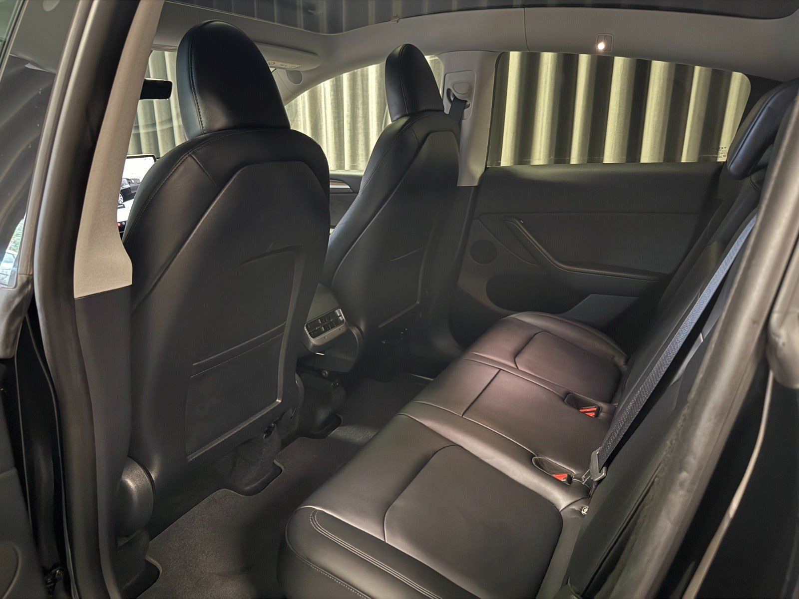 Sort Tesla Model Y fra 2024