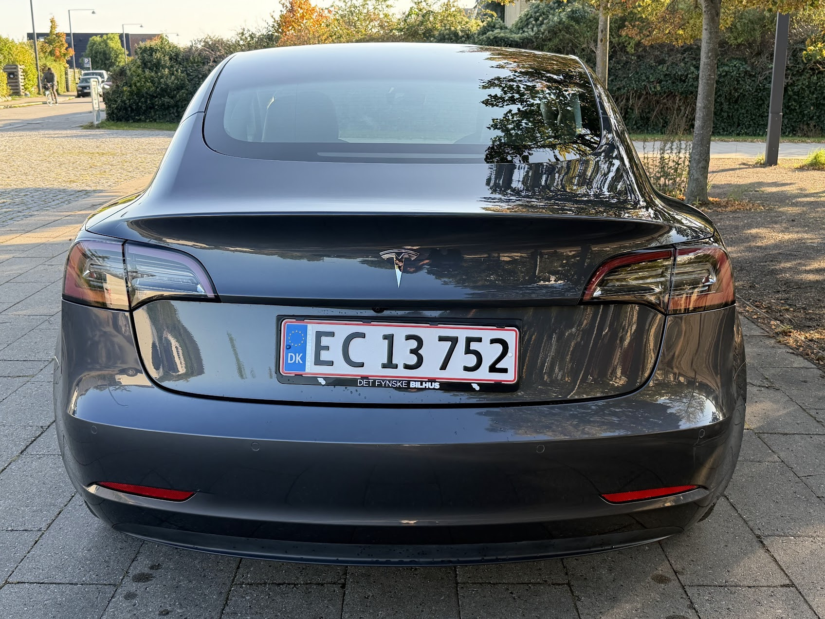 Grå Tesla Model 3 fra 2022