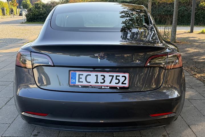 Grå Tesla Model 3 fra 2022
